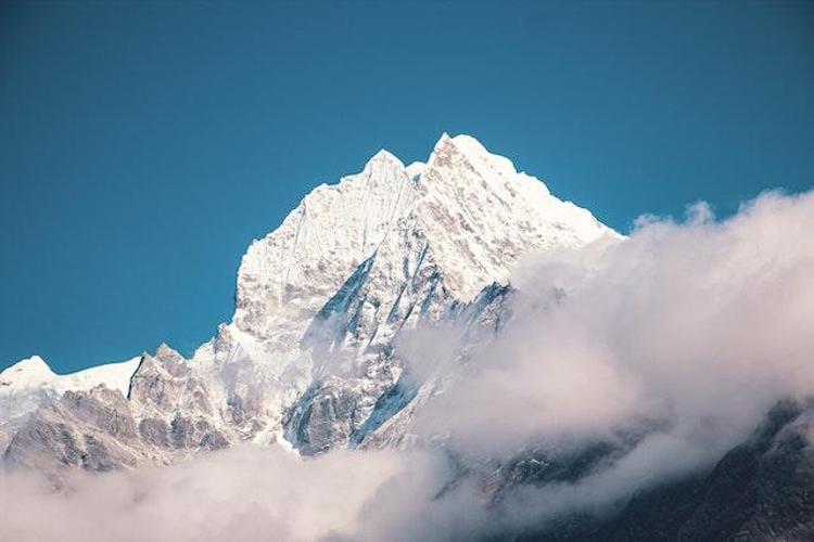 Dünyanın zirvesi Everest yükselmeye devam ediyor