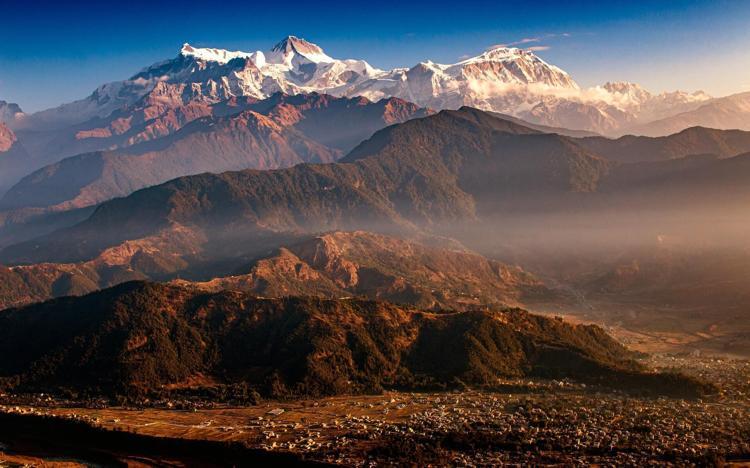 Dünyanın zirvesi Everest yükselmeye devam ediyor