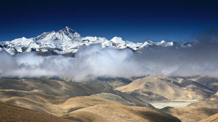 Dünyanın zirvesi Everest yükselmeye devam ediyor