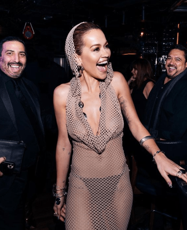 Rita Ora soğuğa meydan okudu