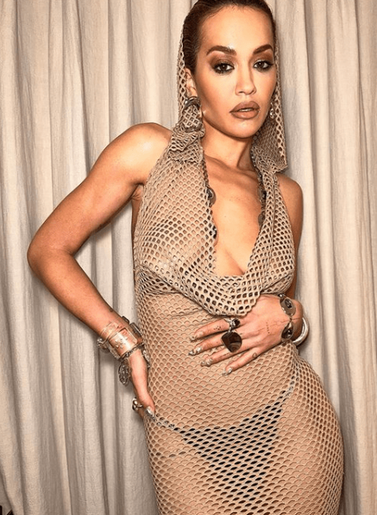 Rita Ora soğuğa meydan okudu