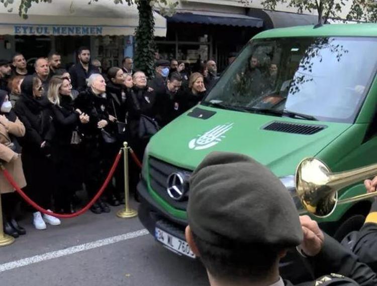 Özge Ulusoyun babası son yolculuğuna uğurlandı