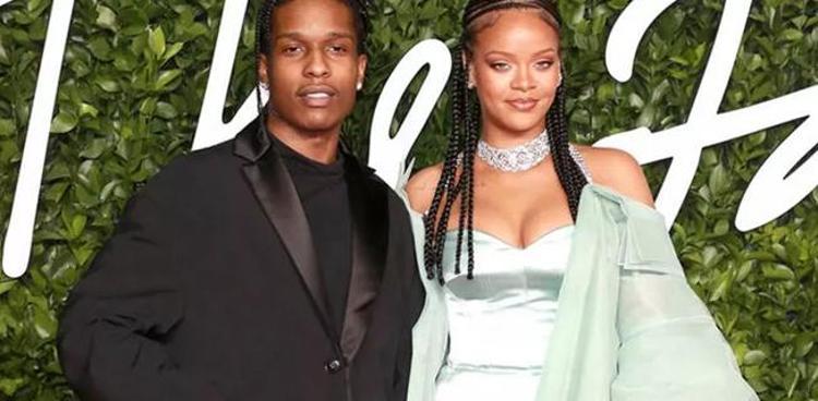 Rihanna bebeğini ilk kez paylaştı