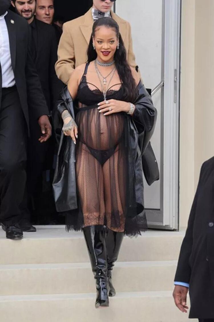 Rihanna bebeğini ilk kez paylaştı