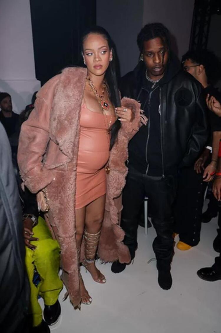 Rihanna bebeğini ilk kez paylaştı