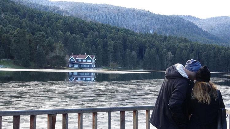 Güneşli havayı fırsat bilen tatilciler Gölcüke akın etti
