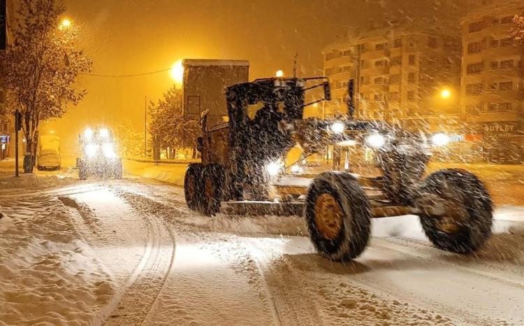 Lapa lapa kar Meteoroloji haritasına yansıdı İstanbulda sıcaklık tek haneye düşecek, işte gün gün hava durumu raporu