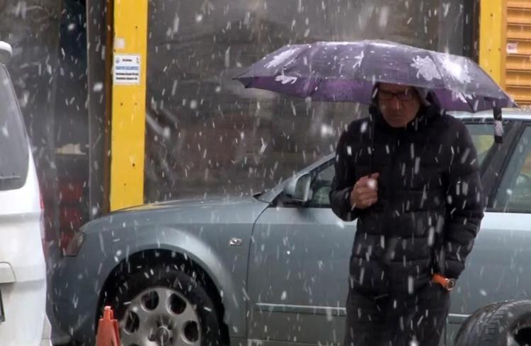 İstanbula beklenen kar geldi İki ilçede lapa lapa yağıyor, yol kapatıldı