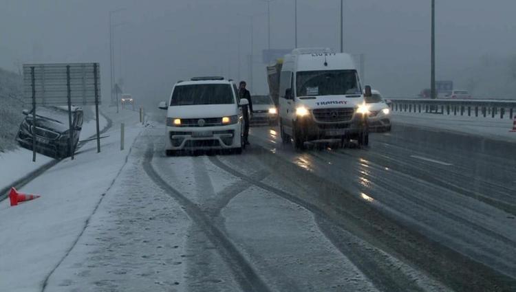 HAVALİMANI YOLU İKİ ŞERİDE DÜŞÜRÜLDÜ