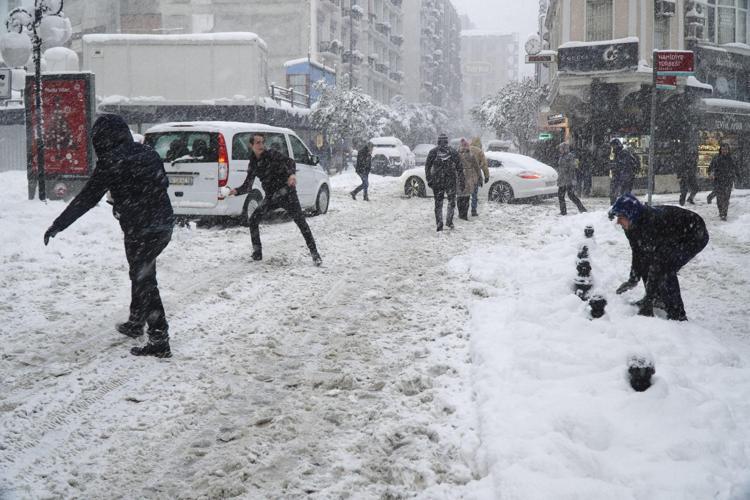 İSTANBULA KAR GELİYOR