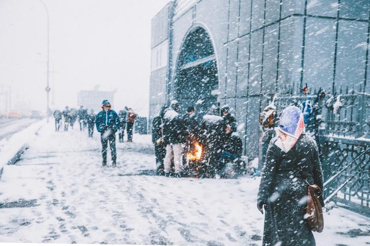 İstanbula beklenen kar geldi İki ilçede lapa lapa yağıyor, yol kapatıldı