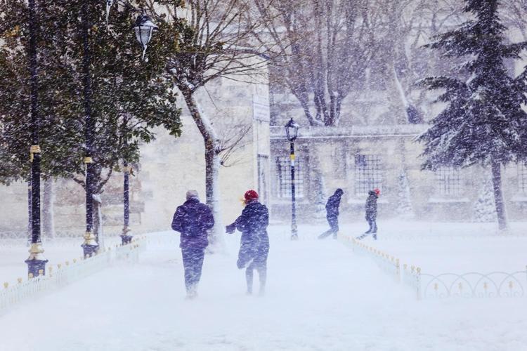 İstanbula beklenen kar geldi İki ilçede lapa lapa yağıyor, yol kapatıldı
