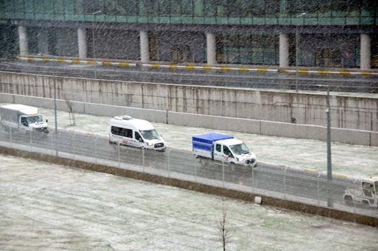 İstanbula beklenen kar geldi İki ilçede lapa lapa yağıyor, yol kapatıldı