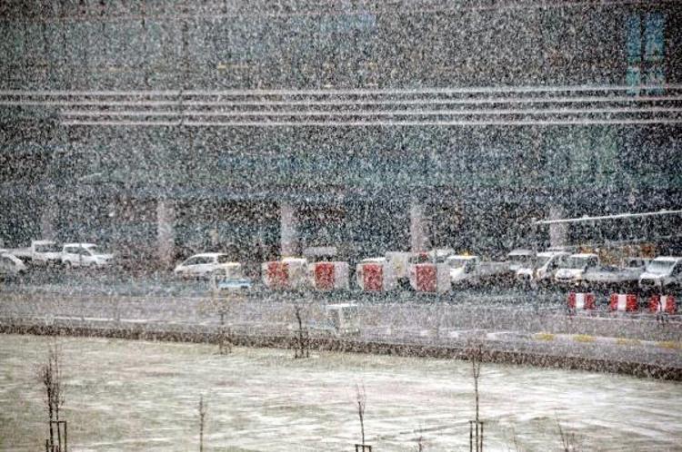İSTANBUL HAVALİMANINDA DA KAR YAĞIŞI ETKİLİ OLUYOR