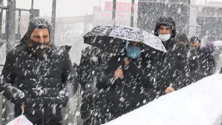 Kuvvetli kar yağışı için yeni uyarı İşte megakent İstanbulun beyaz gelinliğini giyeceği gün