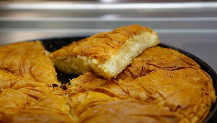 Sahurda tok tutan yufkalı kolay börek tarifi Sadece 15 dakikada, su böreği tadında, fırınsız pişen börek
