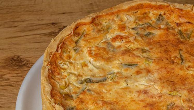 Sahurda tok tutan yufkalı kolay börek tarifi Sadece 15 dakikada, su böreği tadında, fırınsız pişen börek