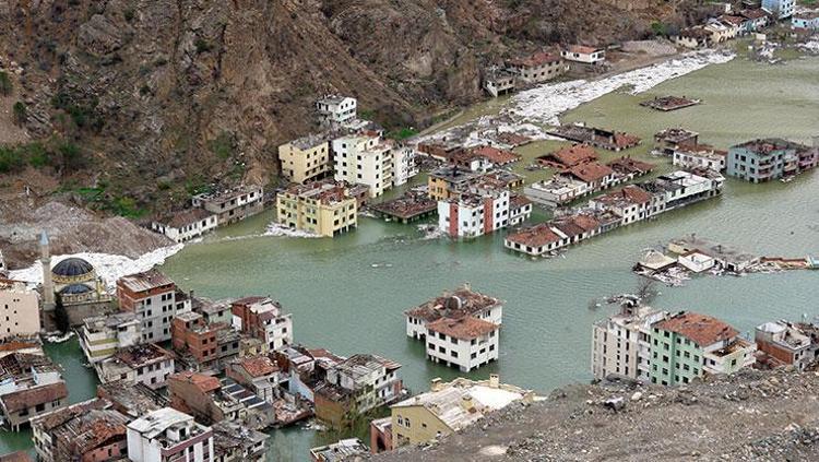 Yusufeli Barajında seviye 90 metreyi aştı Binalar su altında kaldı
