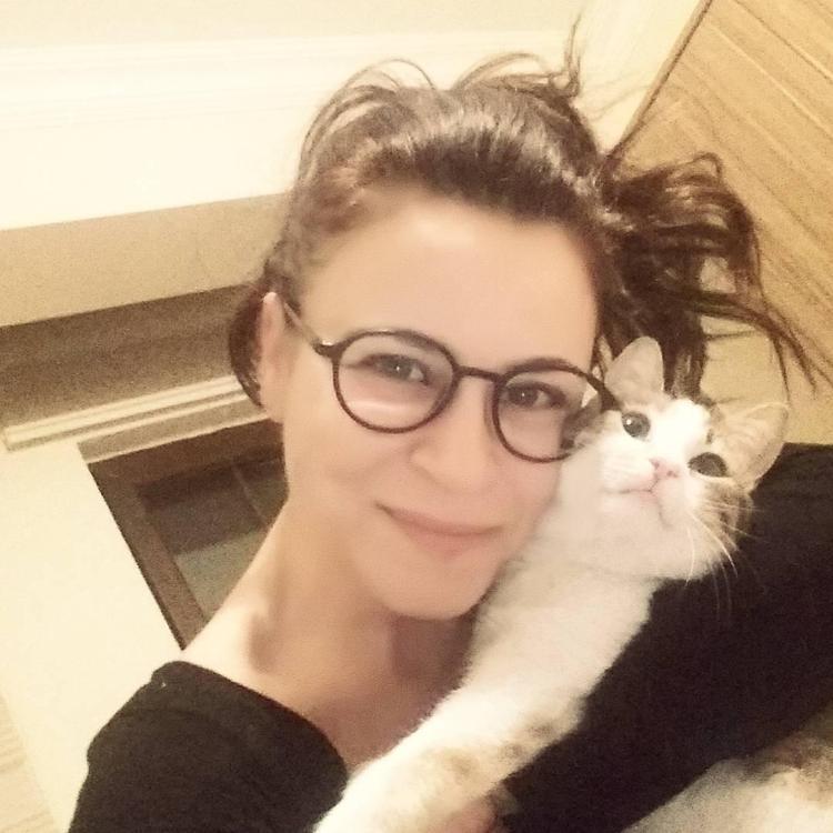 Selvi Boylum Al Yazmalımın Sameti ünlü bir kadın oyuncu