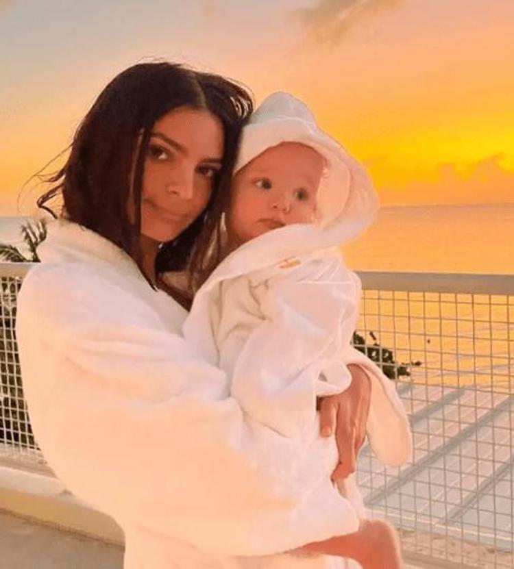 Emily Ratajkowski: Beni küçük bir et parçası olarak gördüler