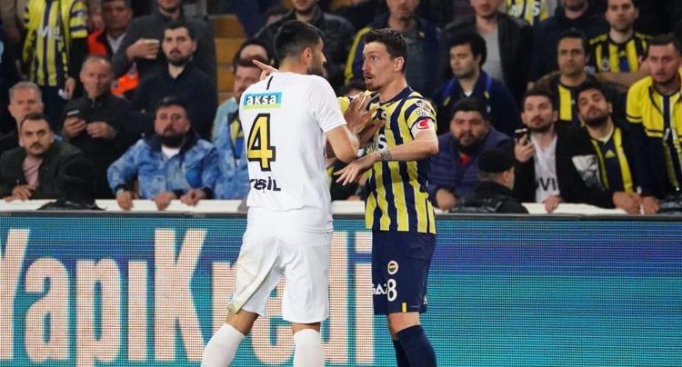 Mert Hakana sert eleştiri: Ayakları yerine sürekli ağzı çalışıyor