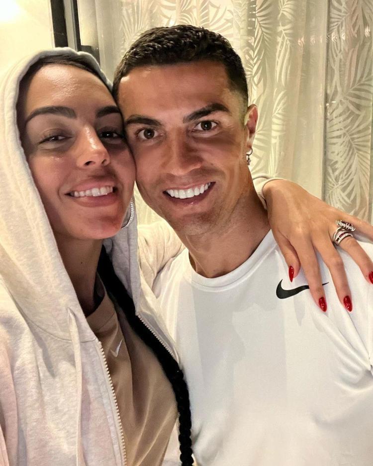 Ronaldo’nun sevgilisi Rodriguez bikinili pozlarını paylaştı