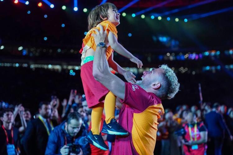 Galatasarayda hangi futbolcu hangi şarkıyla şampiyonluğu kutladı