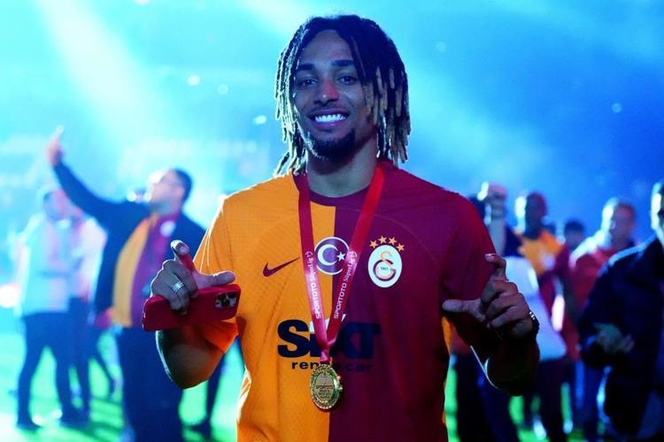 Galatasarayda hangi futbolcu hangi şarkıyla şampiyonluğu kutladı
