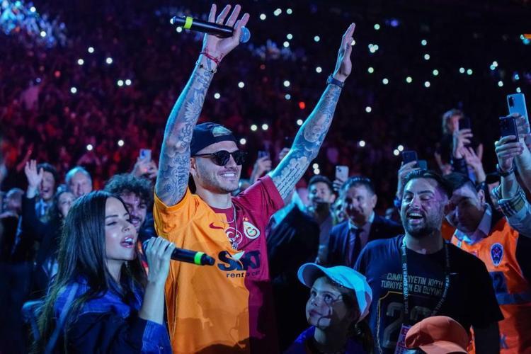 Galatasarayda hangi futbolcu hangi şarkıyla şampiyonluğu kutladı