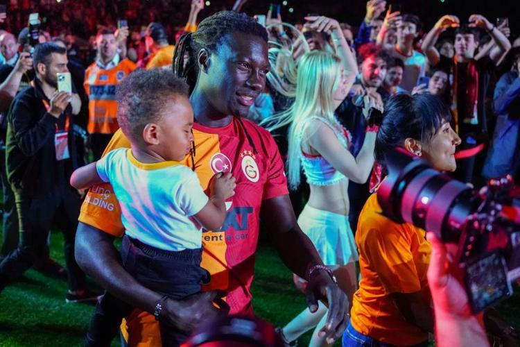 Galatasarayda hangi futbolcu hangi şarkıyla şampiyonluğu kutladı