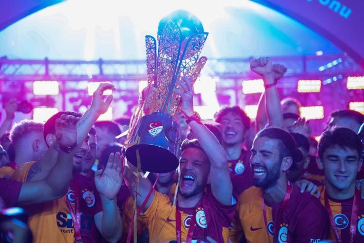 Galatasarayda hangi futbolcu hangi şarkıyla şampiyonluğu kutladı