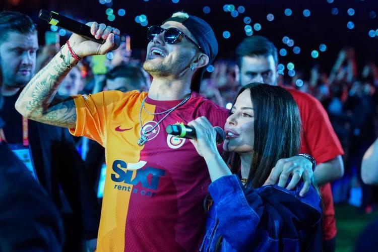 Galatasarayda hangi futbolcu hangi şarkıyla şampiyonluğu kutladı