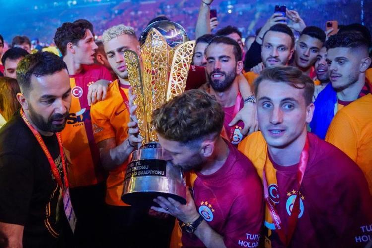 Galatasarayda hangi futbolcu hangi şarkıyla şampiyonluğu kutladı