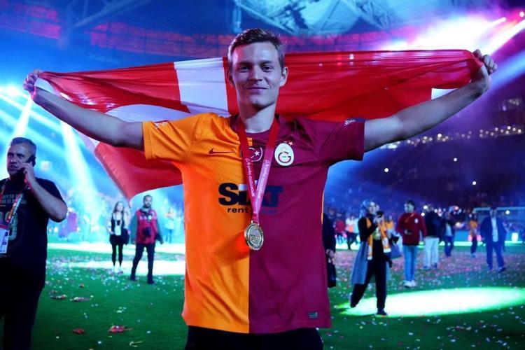 Galatasarayda hangi futbolcu hangi şarkıyla şampiyonluğu kutladı