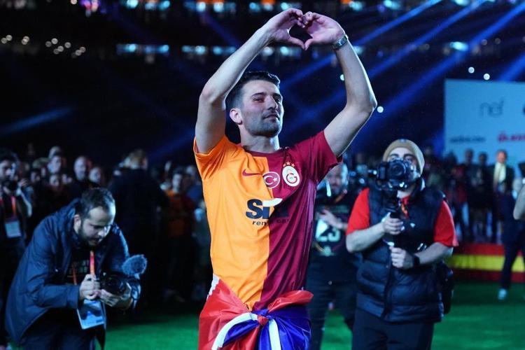 Galatasarayda hangi futbolcu hangi şarkıyla şampiyonluğu kutladı