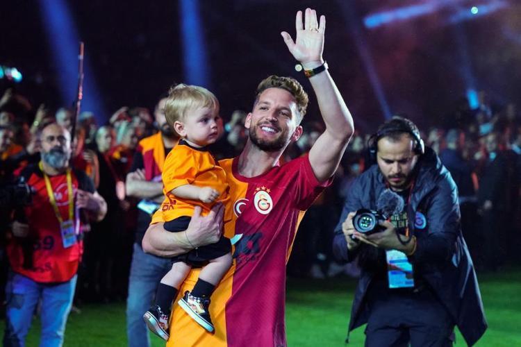 Galatasarayda hangi futbolcu hangi şarkıyla şampiyonluğu kutladı