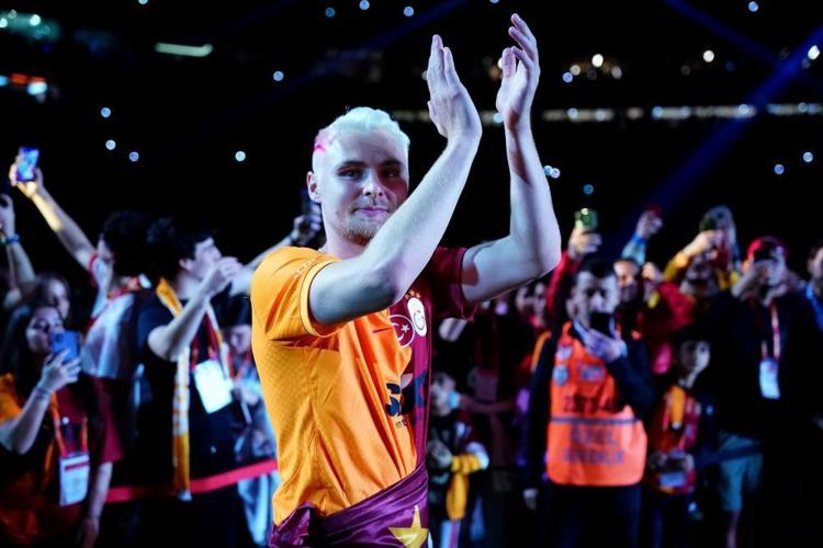 Galatasarayda hangi futbolcu hangi şarkıyla şampiyonluğu kutladı