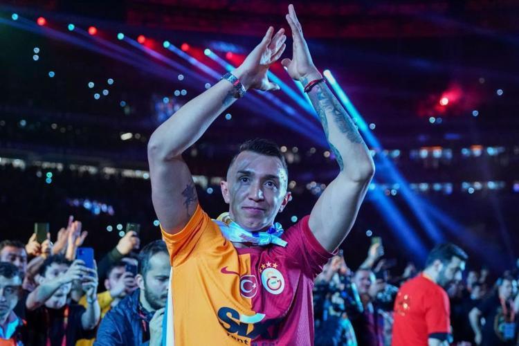 Galatasarayda hangi futbolcu hangi şarkıyla şampiyonluğu kutladı