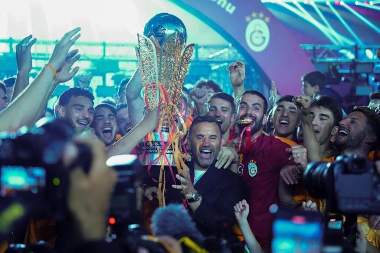 Galatasarayda hangi futbolcu hangi şarkıyla şampiyonluğu kutladı