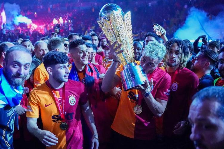 Galatasarayda hangi futbolcu hangi şarkıyla şampiyonluğu kutladı
