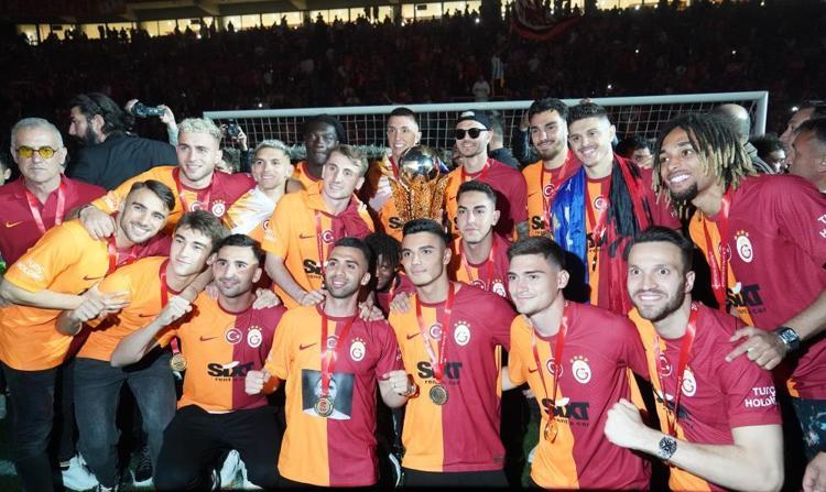 Galatasarayda hangi futbolcu hangi şarkıyla şampiyonluğu kutladı