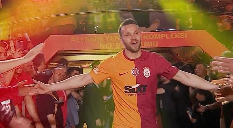 Galatasarayda hangi futbolcu hangi şarkıyla şampiyonluğu kutladı
