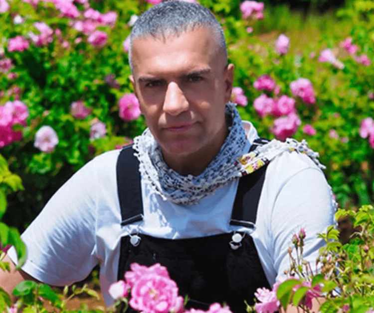 KOZMETİK MARKASINI ÇIKARTIYOR