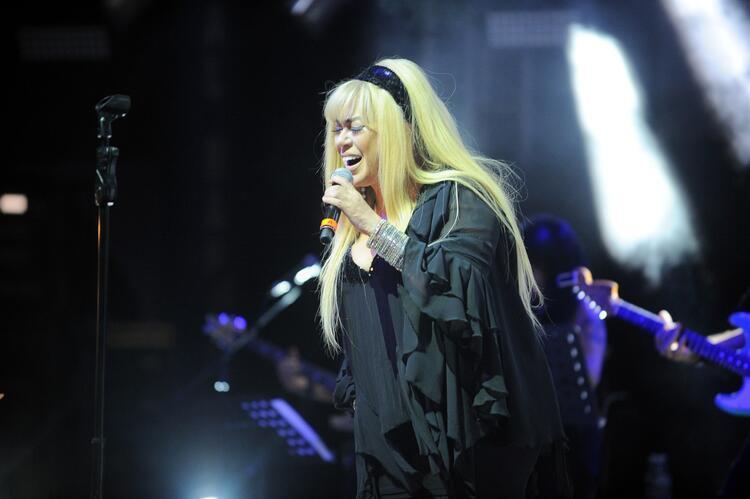 Ödül törenine katılan Zerrin Özer çok sinirlendi