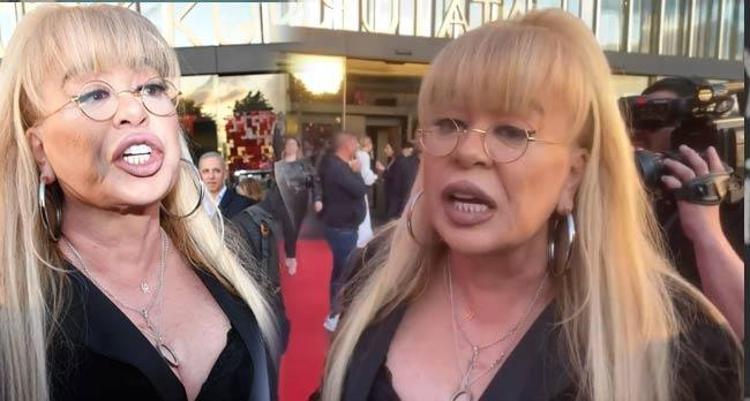 Ödül törenine katılan Zerrin Özer çok sinirlendi