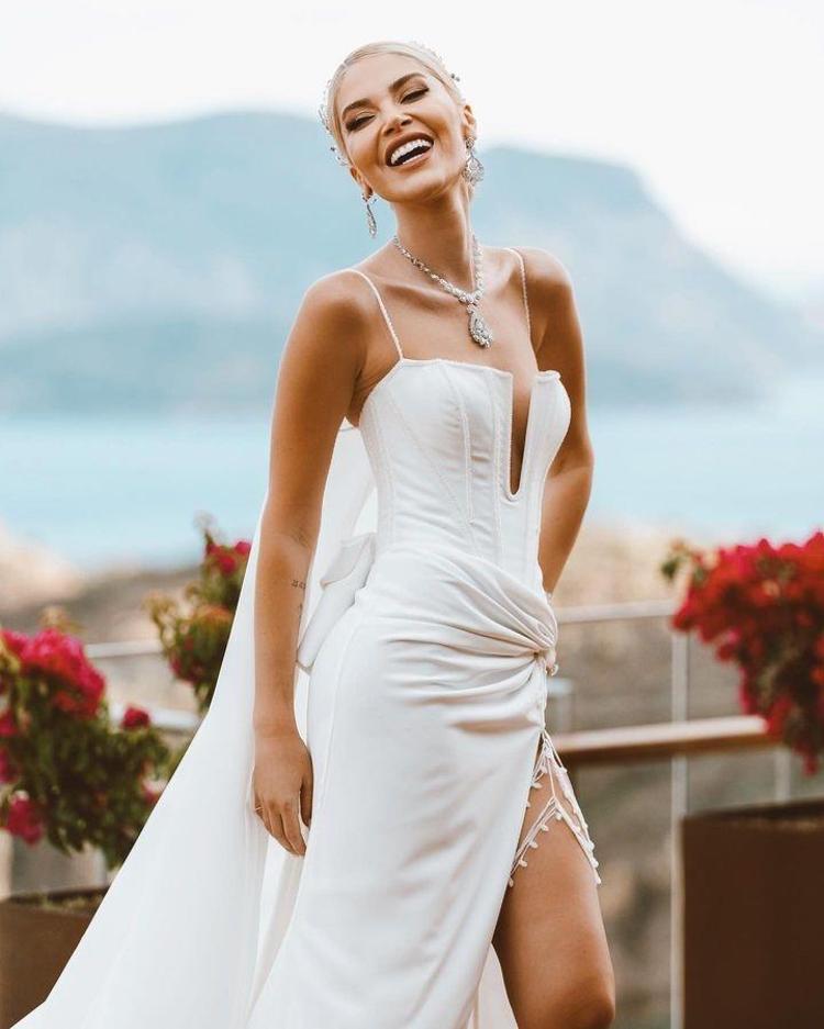 Kaza geçiren Mustafa Sandalın eşi Melis Sandal taburcu edildi