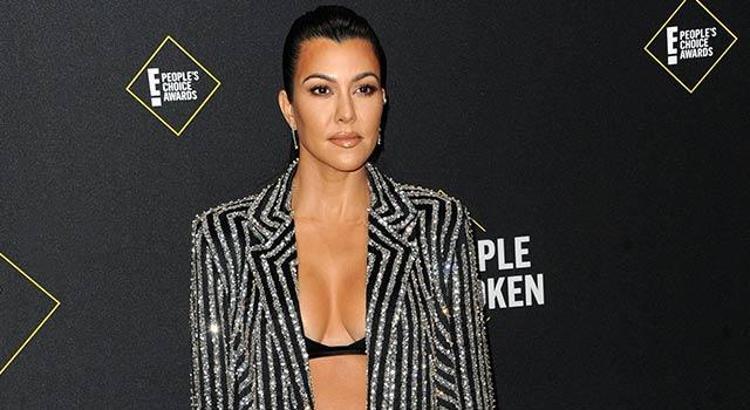 Kourtney Kardashian müjdeli haberi pankart açarak duyurdu