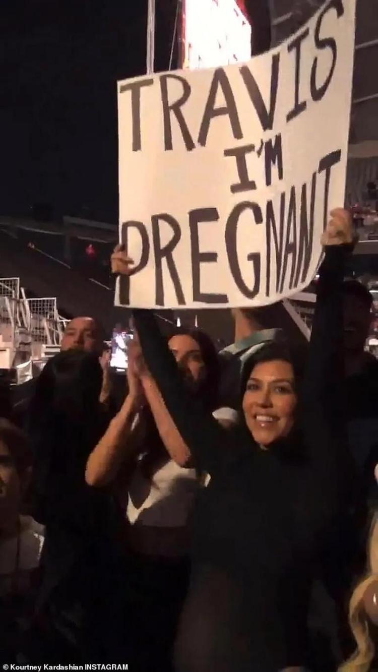 Kourtney Kardashian müjdeli haberi pankart açarak duyurdu