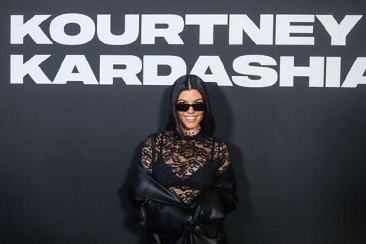 Kourtney Kardashian müjdeli haberi pankart açarak duyurdu