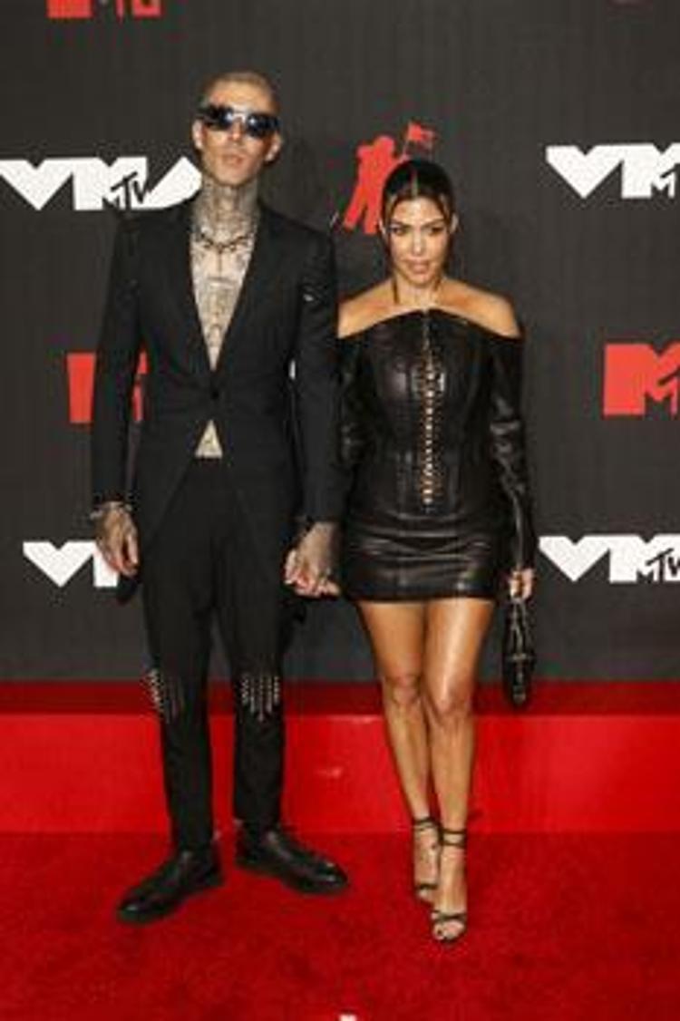 Kourtney Kardashian müjdeli haberi pankart açarak duyurdu